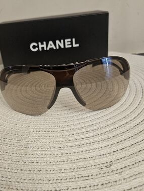 Chanel Shield Sunglasses Brown Tortoiseshell Gradient Lens Logo Italy
